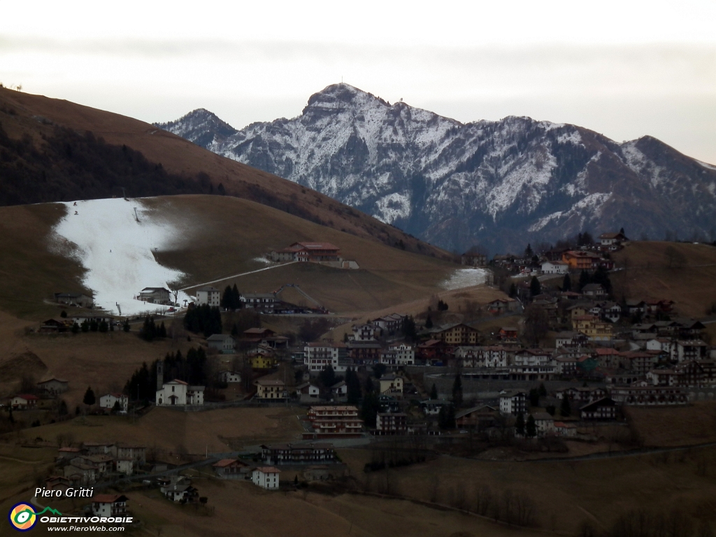 04 Zoom verso il Passo di Zambla e il Pizzo Formico.JPG